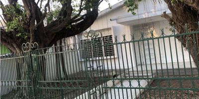 Manga - Cartagena

Excelente zona exclusiva de la ciudad de Cartagena a tan solo 7 minutos del Centro histórico, cerca de centros comerciales, ubicado en una zona tranquila, la casa cuenta con 3 alcobas y 2 baños, cocina integral, amplia casa con terraza y patio, cuenta con gareje cubierto y descubierto para aproximadamente 3 carros. Casa ideal para vivir en uno de los barrios mas exclusivo de la ciudad de Cartagena.

Codigo wasi: 6199350.

 
