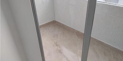 Apartamento en arriendo Bellavista - Cartagena 

Tiene 2 aires acondicionados.

Apartamento de 3 alcobas y 2 baños, sala de comedor, balcón, cocina integral, estudio, cerca de zonas industriales, bodegas, y zonas comerciales, olimpicas cercanas, bancos, supermercados, edificio con piscina, cancha de futbol, tiene 2 acensores, porteria, vigilancia, camaras de seguridad.

Codigo wasi: 6240326.
