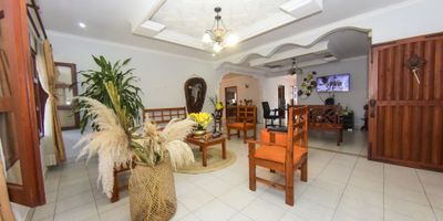 Esta hermosa casa ubicada en Cartagena de Indias, Bolívar es ideal para aquellos que desean conversion en la ciudad. Con un área construida de 190 M2, esta casa cuenta con 3 alcobas, 3 baños.

 El interior cuenta con balcón, baño auxiliar, cocina equipada, cocina integral, habitación de servicio, vista panorámica, zona de lavandería. El exterior cuenta con vías pavimentadas para un buen acceso, árboles frutales, área social, cancha de fútbol, centros comerciales, colegios / universidades, oficina de negocios, parqueadero para visitantes, patio, en una vía importante, terraza, transporte público a su alcance, zonas comerciales, residenciales, deportivas y zonas verdes. Esta casa es ideal para aquellos que desean tener un estilo de vida formal, para aquellos que quieran tener un hogar donde sentirse seguros y al mismo tiempo disfrutar el entorno.

6564357
