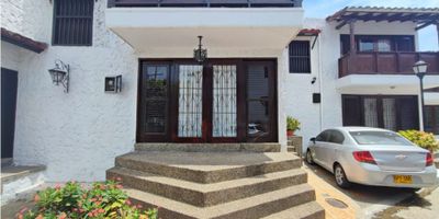 Esta hermosa casa ubicada en la vibrante ciudad de Cartagena de Indias es una oportunidad única para el comprador potencial. Con una construcción de 138 metros cuadrados, esta casa ofrece tres dormitorios, 3 baños, 1 cuarto de servicio con baño, 1 garage, una moderna cocina equipada, un balcón con vista panorámica, una zona de lavandería y muchas características más. Además, el inmueble se encuentra en una ubicación deseable con acceso pavimentado, cancha de futbol, centros comerciales, cocheras/garajes, colegios/universidades, parques cercanos, portones de recepción, zonas comerciales, zonas residenciales y un transporte público cercano. Esta es la oportunidad perfecta para aquellos buscando un lugar para construir un hogar. No hay dos oportunidades iguales para un inmueble espectacular y único como este, así que no pierdas la oportunidad. Ven y disfruta de esta casa maravillosa que espera por ser tu hogar.

Tiene 2 patios, alcoba y baño de servicio, tiene un zotano que puede servir para estudio o alcoba adicional.

CODIGO WASI: 6564452.

 

 
