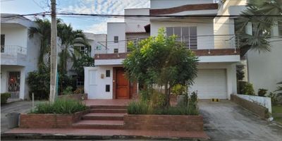 Turbaco - Bolivar

Casa ubicada en una urbanización a la subida de Turbaco, la casa cuenta con 3 habitaciones amplias, 3 baños, sala, antesala, comedor, cocina integral, patio, zona de labores.

la urbanización cuenta con sistema de vigilancia 24/7, zonas verdes, árboles frutales, cerca de la vía principal de Turbaco, el cual cuenta con excelente flujo de transporte. y agua permanente gracias al sistema interno de almacenamiento. 

La casa es duplex

Tiene para 2 garajes.

Codigo wasi :  6569604.
