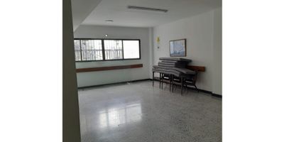 se arrienda oficina de 89 metros, en buen estado, consta de un baño y balcón vista a la calle, buena ventilación, iluminación, fácil acceso, estación de transcaribe a 100 metros, canon + iva 
CODIGO WASI: 7230471

