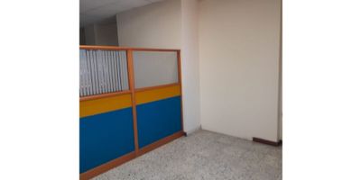 se arrienda oficina de 43 metros, en buen estado, consta de un baño y balcón vista a la calle, buena ventilación, iluminación, fácil acceso, estación de transcaribe a 100 metros, canon + iva 
CODIGO WASI: 7231514
