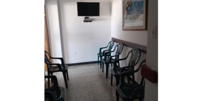 se arrienda oficina de 26 metros, en buen estado, consta de un baño y balcón vista a la calle, buena ventilación, iluminación, fácil acceso, estación de transcaribe a 100 metros, canon + iva 
CODIGO WASI: 7231542
