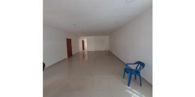 se vende excelente inmueble para comercio, ideal para ips, oficinas, tiene rampla de acceso para discapacitados, sobre via principal, fácil acceso, tiene un patio amplio que tiene espacio para aproximadamente 8 vehículos. CODIGO WASI: 7208685
