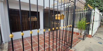 Excelente casa, tiene para colocar 1 garaje y ocuparia espacio de la sala, 3 hab 1 con baño interno y tiene un patio amplio.

CODIGO WASI 7277021
