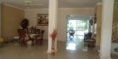 5 alcobas

6  baños, 1 de servicios

2 salas

cada alcoba tiene su balcon y garaje para 3 carros internos 
