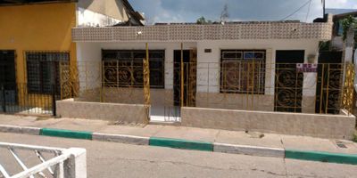 En Venta  Casa 

Cuenta con 

Cocina

Sala Comedor 

4 Alcobas 

2 Baños

Terraza 

Transporte Publico Cercano 
