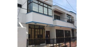 CASA EN ARRIENDO PIE DE LA POPA - CARTAGENA

Hermosa casa duplex de 6 alcobas y 5 baños, sala de comedor, cocina amplia, terraza, 2 patios, garaje amplio, balcon en el segundo piso, closet, zona de labores, casa en excelentes condiciones.

CANNON COMERCIAL $ 4.500.000.

CANNON VIVIENDA $ 3.500.000

Codigo Wasi 4937698
