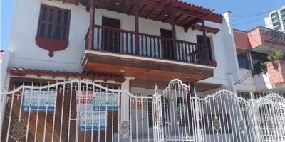 CASA EN VENTA - ALAMEDA 

APROVECHA ESTA OPORTUNIDA HERMOSA CASA FAMILIAR, PARA DISFRUTAR DE LA COMODIDAD, CUENTA CON 2 PISOS DISTRIBUIDOS EN 4 ALCOBAS Y 3 BAÑOS, UNA AMPLIA TERRAZA, PARQUEADERO , ZONA DE LAVORES, EXCELENTE UBICACION.

CODIGO WASI 7409723
