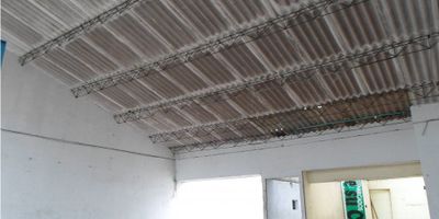 Bodega sobre la Av. Pedro de Heredia en sector comercial, cuanta con area de almacenamiento, oficinas y patio.
