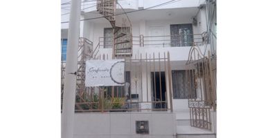 Casa en venta El Campestre - Cartagena

 Excelente casa de 3 niveles, dividida en primer piso 2 alcobas y 2 baños, con terraza, cocina equipada, segundo piso 2 alcobas y 1 baño, balcón, cocina equipada, tercer piso 3 alcobas y 1 baño, balcón, cocina equipada, cerca de escenarios deportivos, Megatiendas, droguerias, locales comerciales, colegios, transporte cercano, la casa está ubicada en un barrio tranquilo de la ciudad de Cartagena.

Código wasi: 6140008.
