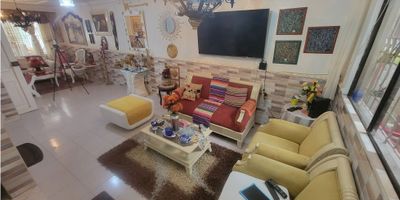 Casa en venta Nuevo Bosque - Cartagena

Casa de 3 pisos, tiene 5 alcobas, 3 baños, garaje, 190 metros cuadrados, con azotea en el tercer piso, cerca de iglesias, hospitales, zonas comerciales, zonas industriales, colegios, transporte cercano, casa ubicada en una urbanización, cuenta con vigilancia, ideal para vivir en conjunto residencial !

Se vende sin muebles

Codigo wasi:  5434090
