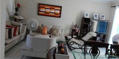 Se Vende Apartamento con Excelente Ubicacion 

Cuenta con Zona de Labores, Sala Comedor,  3 Alcobas, 2 Baños, Closets, Cerca de Centros Comerciales, Colegios/Universidad,Trasnporte Publico Cercano, Terraza, Area Urbana. 
CODIGO WASI: 1983697
