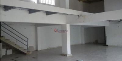 Cartagena Vendo  Bodega Daniel Lemaitre

La bodega tiene 6mts de altura, 15mts de frente, área del 1er piso de 143mts2, área de mezzanine de 70mts2, área de parqueadero de 75mts2. Tiene dos baños, cocina integral y puerta de seguridad metálica
