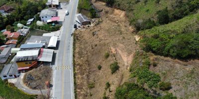 Excelente oportunidad de inversión en Ciudad Bolivar, Antioquia. Se trata de un amplio lote / terreno para vender con un área de terreno y área privada de 2350 M2 cada uno, lo que te brinda la posibilidad de construir la propiedad de tus sueños en una ubicación privilegiada.

Este inmueble cuenta con características internas que son ideales para cualquier tipo de familia, ya que admite mascotas y tiene acceso al agua. Además, ofrece una vista panorámica que te permitirá disfrutar de hermosos atardeceres desde la comodidad de tu hogar.

Por su parte, las características externas de este lote son igualmente atractivas. El acceso pavimentado te garantiza una fácil movilidad hacia y desde la propiedad, mientras que su cercanía a zonas turísticas y bosques nativos te permitirán explorar y disfrutar de la naturaleza. Además, su ubicación cercana a la zona urbana te brinda acceso a todos los servicios y comodidades que necesitas.

Otra ventaja de este lote es su ubicación cerca a una montaña y un río / quebrada, lo que te ofrece un entorno natural único y tranquilo. Además, al estar sobre una vía principal, tendrás un acceso cómodo y rápido al transporte público y a todas las zonas campestres y verdes que rodean la propiedad.

No pierdas la oportunidad de adquirir este lote en Ciudad Bolivar, una de las zonas más tranquilas y hermosas de Antioquia. Contáctanos para más información y haz realidad tu sueño de vivir en un entorno natural y rodeado de todas las comodidades.
