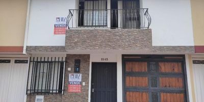 1P. 1 HABITACIÓN CON BAÑO - SALA -  COMEDOR - PATIO - ZONA DE ROPAS - COCINA SEMI INTEGRAL -  BAÑO SOCIAL - GARAGE CON MOTOR - 2 PISO: 1 HABITACIÓN CON BAÑO, CLOSET Y BALCON - 2 HABITACIONES - 2 CLOSET - BAÑO COMPLETO - ESTUDIO - PATIO EXTERNO.