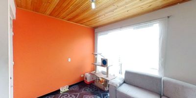 Apartamento en Conjunto Oliva 1  venta de 43M2, con vista interior, ubicado en un 6to piso , acceso por escaleras, parqueadero comunal. Consta de 2 habitaciones, 1 baño, sala comedor, cocina integral y zona de lavandería. Tiene piso cerámico en todas sus zonas. El conjunto cuenta con salón comunal, parque infantil, zonas verdes y vigilancia privada las 24 horas. Cerca a centro comercial Miraflores; cerca a supermercados y tiendas de barrio; cerca a colegio Minuto de Dios Ciudad Verde; cerca a universidad UNAD Ciudad Verde; cerca a paraderos de transporte publico; Vías de acceso por la carrera 38 y calle 17. Soacha 29398595130
