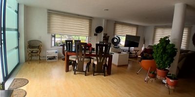 Casa campestre en La Florida, Villamaría

Oportunidad para quienes buscan un refugio con diseño moderno y conexión natural. Esta vivienda de tres niveles ofrece 320 m² distribuidos para brindar confort y elegancia.

Descripción de la propiedad

En el nivel -1 se ubica un sótano amplio que puede funcionar como depósito o área de recreación. El primer nivel integra sala comedor, cocina, zona de ropas, habitación de servicio con baño privado, baño social y zona de BBQ junto a la terraza. En el segundo nivel un hall distribuye cuatro habitaciones, incluyendo la principal con vestier, baño privado y jacuzzi, además de un baño auxiliar. El tercer nivel cuenta con una sala de estar o estudio que se abre a un balcón con vistas al entorno.

Descripción del entorno y acceso

La casa dispone de garaje cubierto y cuatro parqueaderos descubiertos que facilitan la visita de familiares y amigos. El acceso pavimentado conecta con la vía principal de Villamaría y el entorno campestre rodea la propiedad de zonas verdes y panorámicas.

Contáctanos

Escríbenos por WhatsApp para recibir más información y coordinar tu visita
Nuestro equipo te guiará en cada paso para convertir esta casa campestre en tu próximo hogar.


