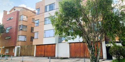 Se VENDE acogedor apartamento Dúplex de 107,24 M2 en Pontevedra, cerca a importantes vías de acceso, como la Av. Boyacá, Calle 80, Calle 116 y cerca del centro empresarial Pontevedra - Vardi. Ubicado en 4to. piso sin ascensor, En el primer nivel: cocina integral con isla, zona de ropas; amplia sala - comedor con chimenea, estudio o sala de TV y un baño.  En el Segundo Nivel: Un baño y tres habitaciones: habitación principal con Vestier y acceso a una agradable terraza cubierta con vista interior, las dos habitaciones auxiliares con closet, una de ellas con acceso a otra terraza con agradable vista exterior. Además un pequeño depósito bajo las escaleras y un altillo. Tiene amplios espacios con muy buena luz. Cuenta con parqueadero doble en línea cubierto. Conjunto automatizado con todero en jornada diurna de domingo a domingo. Disfrute de esta ubicación privilegiada, de las ventajas de esta zona residencial, cómodas vías de acceso y transporte público cercano.