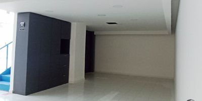 Local para arriendo en Medellín, sector de Barrio Colombia, cuenta con un área de 55 m² en el primer nivel más 25 m² de mezanine,  con una excelente vitrina sobre pasillo principal, cerca a la avenida las vegas  del metro estación industriales, divisiones, aire acondicionado, un baño, luces en techo, cocineta, muy cerca a la Avenida El Poblado; fáciles y cómodas vías de acceso, rutas de transporte. Buscamos su tranquilidad. www.cityraiz.com CÓDIGO 18762