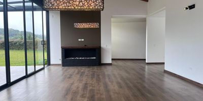 Casa en arriendo y venta en unidad cerrada en sector campestre, tranquilo, cerca a via principal, supermercados y de poco flujo vehicular. Piso en madera laminada, chimenea, sala comedor, estar de tv, 3 alcobas con baño en cada una, cocina integral abierta tipo americano, alcoba y baño de servicio, balcon, terraza, jardin y parqueaderos 2 cubiertos. Conjunto cerrado con vigilancia 24 hrs, citofonia y circuito cerrado de tv. Inmuebles sujetos a verificación de disponibilidad.
