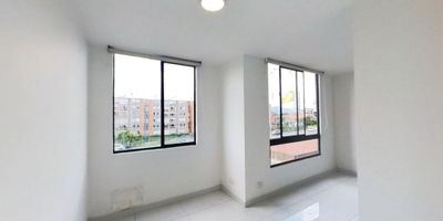 Apartamento en venta de 50m2, con vista exterior, ubicado en un 4to piso (Torre 23 Apto 402). Consta de 2 habitaciones, 2 baños, sala comedor, cocina integral y zona de lavandería. Tiene piso cerámico en todas sus zonas. El conjunto cuenta con salón social, parque infantil y vigilancia privada las 24 horas. Cerca a centros comerciales Asturias de Oviedo y Andrés Plaza; cerca a almacenes de cadena como Surtimax, D1 y Ara; cerca a colegios Nacional Diversificado y Celestin Freinet Chía; Vías de acceso por la Calle 16A y Carrera 0. 28714109457
