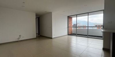 Apartamento en arriendo en unidad cerrada con acceso a vias principales, rutas de transporte publico, supermercados y sevicios complementarios del sector. Piso en ceramica y madera, sala comedor, 3 alcobas con baño en la principal, cocina integral abierta tipo americano, balcon y parqueaderos lineales cubiertos. Conjunto cerrado con ascensor, piscina, car lobby, gym, salon social, parque infantil, placa polideportiva,  zonas verdes, vigilancia 24 horas y circuito cerrado de tv. Inmuebles sujetos a verificación de disponibilidad.
