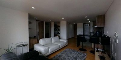 Apartamento en venta de 69M², con vista exterior, ubicado en un 5to piso (Apto 504), acceso por ascensor. Consta de 2 habitaciones, 2 baños, sala comedor, cocina integral y zona de lavandería. Tiene piso laminado en habitaciones y zona social y cerámico en baños y cocina. El conjunto cuenta con gimnasio, BBQ, salón comunal y vigilancia privada las 24 horas. Cerca a centros comerciales Dorado; cerca a almacenes de cadena como D1, Éxito las Nieves; cerca a universidad Tadeo Lozano, Central; cerca a estaciones de Transmilenio Calle 22, Calle 19; Vías de acceso por la Avenida Caracas y Avenida el Dorado.  23010892660

