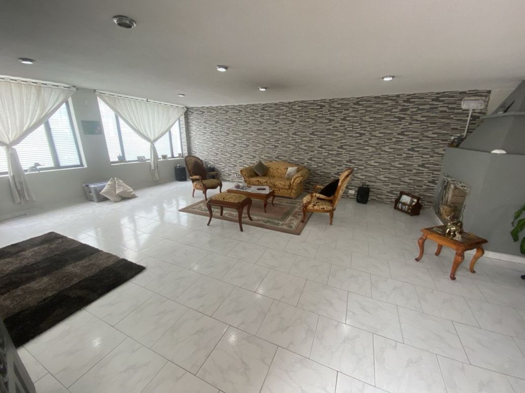 Casa de 4 alcobas en venta en San Cipriano, Bogotá, 398 m² · foto 2 de 20