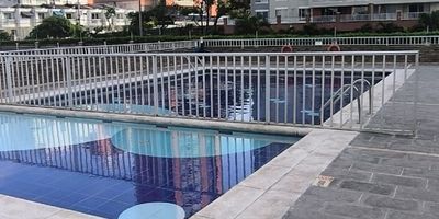 Hermoso apartamento  con vista  que consta de sala, comedor, balcon, cocina con area de labores, alcoba de servicio con baño, tres habitaciones la principal con vestier baño y balcon, baño. El conjunto cuenta con los siguientes atractivos gimnasio, sauna, salon social, piscina, parqueadero visitantes, area de juego para niños. cancha entre otras