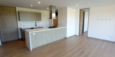 apartamento de 2 alcobas ofrece una experiencia de vida excepcional con una vista impresionante. Con una ubicación privilegiada en una zona exclusiva, el apartamento combina elegancia y comodidad. La decoración interior refleja un diseño moderno y sofisticado, con detalles de lujo en cada rincón