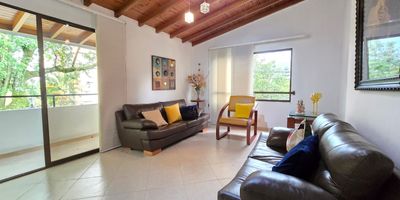 Espectacular apartamento dúplex en excelente sector residencial, lindos acabados y excelente iluminación. En el primer nivel encontraras la cocina integral, abierta con buena iluminación y ventilación; sala, comedor, zona de estar, habitación principal con baño y closet, habitación auxiliar con closet; luego en el segundo piso, encuentras dos habitaciones , con closet, balcón, zona de ropas, mezzanine acondicionado para almacenamiento.

El apartamento queda cerca al centro comercial viva, a 4 cuadras del parque de envigado, a tan solo 5 minutos de la estación del metro de envigado.

No tiene parqueadero.

ES un tercer piso y ultimo piso
No paga administración