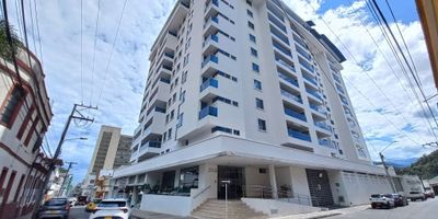 penthouse en venta en el Edificio Mediterráneo, sobre la Carrera  Segunda , como vencindario encontramos el Palacio de Justicia , Alcaldia , Plaza Bolívar , Gobernación y otros entes gubernamentales, cómodas vías  de acceso. El inmueble Consta:  Sala de ingreso, baño social, sala principal iluminada, amplia zona comedor, estudio independiente, cocina semi abierta remodelada, zona de ropas, cuarto de servicio con baño. Hall de alcobas, 2 habitaciones auxiliares cada una con baño y vestier y amplia alcoba principal con walking clóset, Zona de balcones en sala principal y alcobas. baño con doble lavamanos y zona húmeda.parqueaderos independientes cubiertos, deposito. El edificio cuenta con zonas comunes: Piscina, parque infantil, gimnasio, salón social, cancha squash, ascensor, vigilancia las 24 horas del día siete días de semana. El valor de  la administracion $907.000.