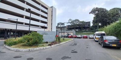 Apartamento en venta se encuentra ubicado en el exclusivo Conjunto Residencial de Bosque Reservado. Con su hermosa arquitectura y su ubicación privilegiada, este apartamento ofrece comodidad, tranquilidad, transitan las siguientes rutas: 9, 6 cómodas vías de acceso. El inmueble se encuentra distribuido: Sala comedor, dos habitaciones con closet, la principal con baño, balcón, cocina integral, zona de ropas, baño social, espacio para una tercera habiitacion, parqueadero cubierto. El conjunto cuenta: Terraza, vigilancia las 24 horas, El valor de la administracion $208.000