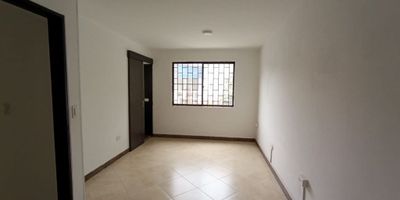 Descubre esta impresionante casa comercial ubicada al norte de la ciudad, ideal para establecer tu negocio. Con 13 habitaciones con closet y 14 baños. 2 Salas y 2 Patios, ofrece un amplio espacio para adaptarlo a tus necesidades comerciales, cocina integral a gas, calentador a gas y tanque de reserva con capacidad de 2.000 Lts, cuenta con 3 parqueaderos en antejardín, en el cual tus clientes siempre tendrán un lugar donde estacionarse. Con Área de Lote 307 metros cuadrados y  con Área de 400 metros cuadrados privados, tendrás suficiente espacio para crear el ambiente perfecto para tu negocio. No pierdas la oportunidad de invertir en este inmueble único. Contáctame para más información: Milton Leonardo Galindo Pérez, Número 3113432029. (Comentarios)