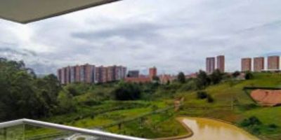 Apartamento en arriendo en unidad cerrada, con excelente ubicación y seguridad 24/7. cuenta con 2 habitaciones, 2 baños, sala-comedor, cocina integral y balcón. la unidad ofrece zonas comunes como piscina, gimnasio y parque infantil. ideal para quienes buscan comodidad y tranquilidad en un ambiente seguro. ¡ven a conocerlo! Código Abad Faciolince APA8581 Asesora Alejandra Gutiérrez 3174292454