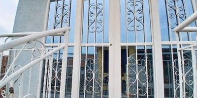 DISPONIBLE PARA ALQUILER HERMOSO, AMPLIO Y BIEN ILUMINADO APARTAESTUDIO EN UN TERCER PISO, CUENTA CON DOS AMBIENTES, CONSTA DE SALA- COMEDOR, COCINA ABIERTA, ESPACIO PARA LA HABITACIÓN, UN BAÑO, ZONA DE LAVADO, ESPACIO PARA TENDER LA ROPA, EXCELENTE UBICACIÓN, CERCA A JARDINES, COLEGIOS, PARQUEADEROS, SUPERMERCADOS, DROGUERIAS, TIENDAS DE BARRIO, TRANSPORTE PÚBLICO CERCANO, CERCA A LA ESTACIÓN PASO DEL COMERCIO, DISPONIBILIDAD INMEDIATA.  