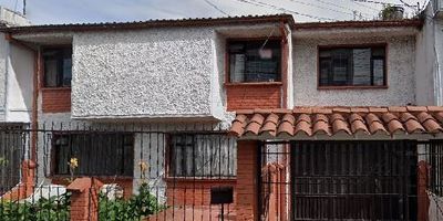¡Te invitamos a conocer esta hermosa casa en Normandía, una zona con excelente ubicación! Este sector está rodeado de importantes áreas empresariales y cuenta con vías de acceso clave como la Avenida Boyacá y Avenida Calle 26, lo que te permitirá una conectividad inigualable.
En la primera planta encontrarás un amplio parqueadero con espacio para tres vehículos, 2 baños, 2 cocinas, 2 habitaciones  y una acogedora zona de bar, perfecta para disfrutar con amigos y familiares. En la segunda planta, disfrutarás de 4 cómodas habitaciones y 2 baños, brindando el espacio ideal para tu comodidad y la de tu familia.
Nos encantaría que pudieras visitarla. Cuéntanos cuándo tienes disponibilidad para que podamos coordinar una cita y mostrarte este maravilloso inmueble. ¡Será un placer atenderte! Cod: 3806