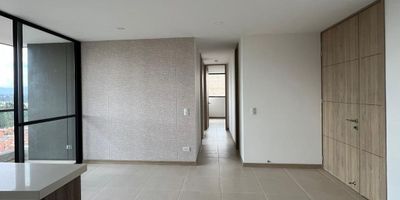 Apartamento en arriendo y venta unidad cerrada sector tranquilo, tipo campestre, de poco flujo vehicular, supermercados y servicios complementarios. Piso en ceramica, sala y comedor, 3 alcobas con baño en la principal, cocina integral abierta, balcon y parqueadero independiente cubierto. Conjunto cerrado con ascensor, piscina, gimnasio, salon social, sauna, turco, parques infantiles, cancha de squash, zonas verdes, coworking,  vigilancia 24 hrs, citofonia y circuito cerrado de tv. Inmuebles sujetos a verificación de disponibilidad.

