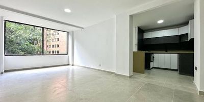 Apartamento para arrendar en Medellín, sector el Poblado, situado en lugar con fácil acceso, cerca a rutas de transporte público y rutas del metro, a unas cuadras de la transversal Inferior. Inmueble con vista al exterior, las habitaciones y la zona social del apartamento son muy amplias, y cuenta con excelente iluminación y ventilación natural. Porteria las 24 horas, cuenta con ascensor, zonas verdes y juegos infantiles. 