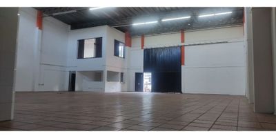 Bodega  con un área total de 630 m2, area libre 500 m2 a doble altura, area de oficina 130 m2, con un baño, con entrada puerta camión, con tanque subterraneo de agua y cuenta con zona de parqueo.

