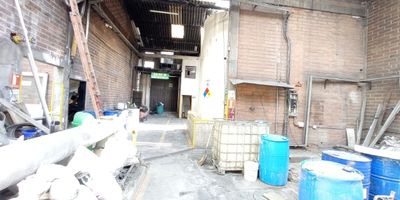 Excelente bodega ubicada estratégicamente, amplios espacios, fáciles vías de acceso, zona muy comercial y segura.