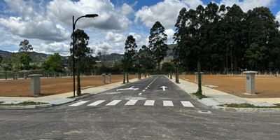 Este exclusivo lote de 104 m² está ubicado en La Ceja, sector La Aldea, en un proyecto eco-amigable en el oriente antioqueño. Aquí podrás construir una casa con un diseño pensado para aprovechar la luz natural, doble altura en el área social y un frente de 8 metros con dos parqueaderos individuales. También tienes la opción de modificar el espacio para incluir una habitación en la primera planta o una zona especial para bicicletas.
Cuenta con un gran jardín interior de 20 m², ideal para una eco-huerta, zona húmeda, BBQ o el espacio de descanso que siempre soñaste.
Zonas comunes:
Portería con vigilancia 24 horasGimnasio y salón socialCancha en grama sintética y cancha polideportivaParques de mascotas y juegos infantilesLocales comercialesParqueaderos para visitantes y bicicletasEntorno rodeado de árboles nativos
Su ubicación estratégica en la Nueva Circunvalar Sur doble calzada ofrece fácil acceso desde Medellín, Llanogrande, La Unión y Abejorral. También puedes llegar por la Casa de Re