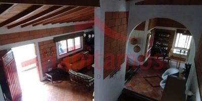 ¡Encuentra tu oasis de paz y tranquilidad Guarne! Te presentamos esta hermosa casa-finca de 6300m2, ideal para aquellos que buscan espacio, comodidad y estar cerca de la naturaleza. Sector tranquilo con proximidad a la autopista Medellín - Bogotá,  escuelas , transporte publico y tiendas.¡No dejes pasar esta oportunidad de disfrutar de un pedacito de paraíso cerca de la ciudad! Comunícate con nosotros para conocer este inmueble y hacerlo tuyo.