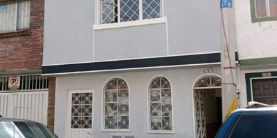 Bienvenido al hogar de tus sueños. Casa de 3 pisos, en el 1er piso encontraras 3 aparta estudios, en el 2 piso 4 apartaestudios, en el 3ero dos terrazas. La casa está diseñada para brindarte el estilo de vida que mereces para vivienda y para inversión. Ubicada estratégicamente, disfrutarás de la comodidad de tener todo al alcance de tu mano. Ubicación privilegiada, la casa te brinda acceso a una amplia gama de servicios, tiendas, locales, restaurantes y parques. Vias de acceso calle 68 y 72, Cra.30