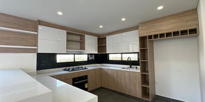 Codigo 18348. ¡Te presentamos una espectacular oportunidad de inversión en el exclusivo Proyecto Unifamiliar Piedra Roja en Cajicá! Esta hermosa casa, con un lote de 433.60m2 y una construcción de 163.69m2, ubicada en un entorno tranquilo y privado, forma parte de un proyecto de solo 8 casas, lo que garantiza un ambiente exclusivo y de alta calidad.Cada hogar tiene la opción de personalizar sus acabados en conjunto con la constructora, permitiéndote crear un espacio a tu medida. El tiempo de entrega es de 30 a 60 días después de definir los detalles de personalización, lo que te permitirá vivir en una casa completamente diseñada según tus gustos.La propiedad cuenta con 4 habitaciones, distribuidas en dos niveles: una en el primer piso y tres en el segundo. Cada habitación dispone de balcón y baño privado, lo que aporta comodidad y privacidad para cada miembro de la familia. Además, la casa cuenta con amplios espacios, sin propiedad horizontal, brindándote total libertad y privacidad.Otro gran beneficio es la posibilidad de contar con estacionamiento para entre 4 y 6 vehículos, ideal para quienes necesitan espacio para sus autos o para recibir visitas.¡No dejes pasar esta oportunidad única de vivir en una casa a tu gusto, en un proyecto exclusivo y rodeado de naturaleza!