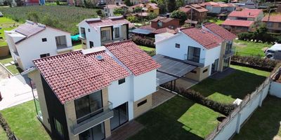 Codigo 18349. ¡Te presentamos una espectacular oportunidad de inversión en el exclusivo Proyecto Unifamiliar Piedra Roja en Cajicá! Esta hermosa casa, con un lote de 453.54m2 y una construcción de 163.69m2, ubicada en un entorno tranquilo y privado, forma parte de un proyecto de solo 8 casas, lo que garantiza un ambiente exclusivo y de alta calidad.Cada hogar tiene la opción de personalizar sus acabados en conjunto con la constructora, permitiéndote crear un espacio a tu medida. El tiempo de entrega es de 30 a 60 días después de definir los detalles de personalización, lo que te permitirá vivir en una casa completamente diseñada según tus gustos.La propiedad cuenta con 4 habitaciones, distribuidas en dos niveles: una en el primer piso y tres en el segundo. Cada habitación dispone de balcón y baño privado, lo que aporta comodidad y privacidad para cada miembro de la familia. Además, la casa cuenta con amplios espacios, sin propiedad horizontal, brindándote total libertad y privacidad.Otro gran beneficio es la posibilidad de contar con estacionamiento para entre 4 y 6 vehículos, ideal para quienes necesitan espacio para sus autos o para recibir visitas.¡No dejes pasar esta oportunidad única de vivir en una casa a tu gusto, en un proyecto exclusivo y rodeado de naturaleza!