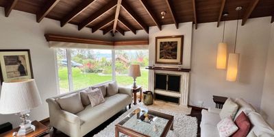 Espectacular casa campestre a solo 15 minutos de Bogotá, un verdadero oasis de tranquilidad y lujo. Rodeada de jardines, ofrece una vista inigualable a la montaña y a la ciudad. Cuenta con 6 amplias alcobas, incluyendo una alcoba principal con baño privado y walk-in closet. Disfruta de tres exclusivas salas con chimenea, cada una con un ambiente único para diferentes momentos. Amplias terrazas, zona de BBQ ideal para reuniones. Una acogedora capilla privada. Además, la casa dispone de planta eléctrica, planta de purificación de agua y una casa independiente para el personal de vigilancia. Comodidad y seguridad en un solo lugar, con amplios parqueaderos y una alcoba con baño de servicio. ¡Una propiedad única, perfecta para quienes buscan exclusividad y confort en un entorno natural!