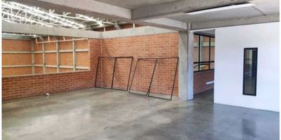 Bodega Industrial en parque con un area construida de 2150 M, primer nivel con areas de servicio cargue y descargue 1650 M2, area util de bodega 1250 M2, a triple altura 12 M,  area de oficinas 500 M2, suministro electrico 200 Kvas.
